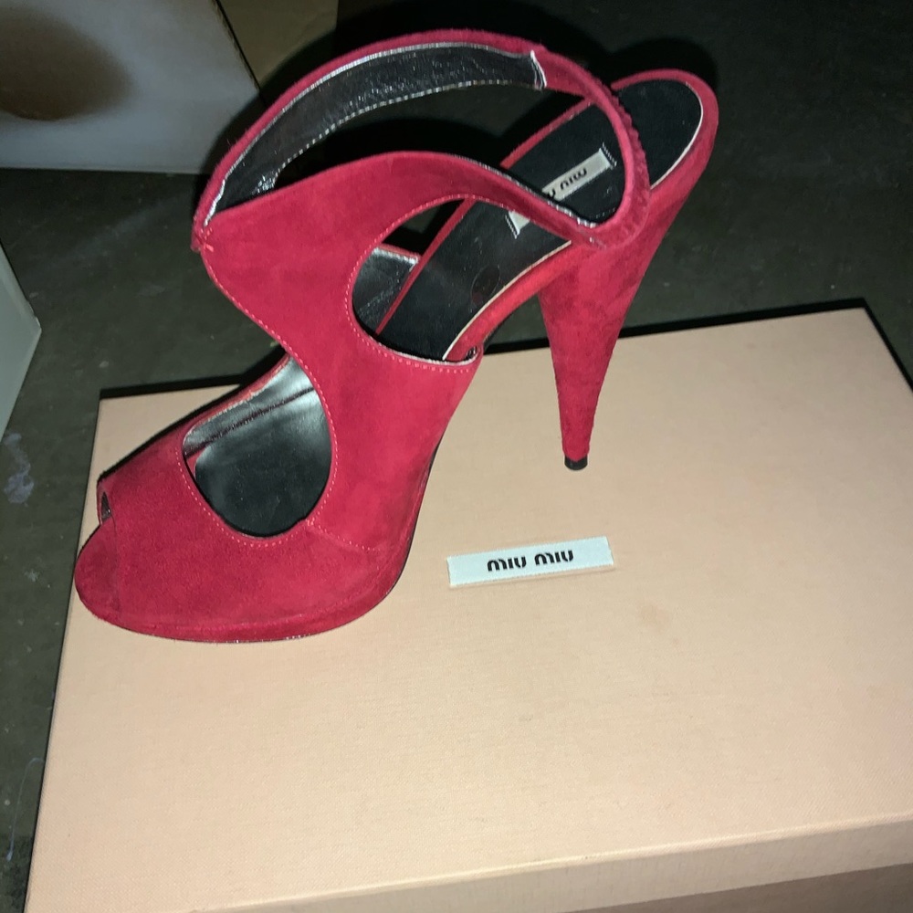 Peep toe pump
